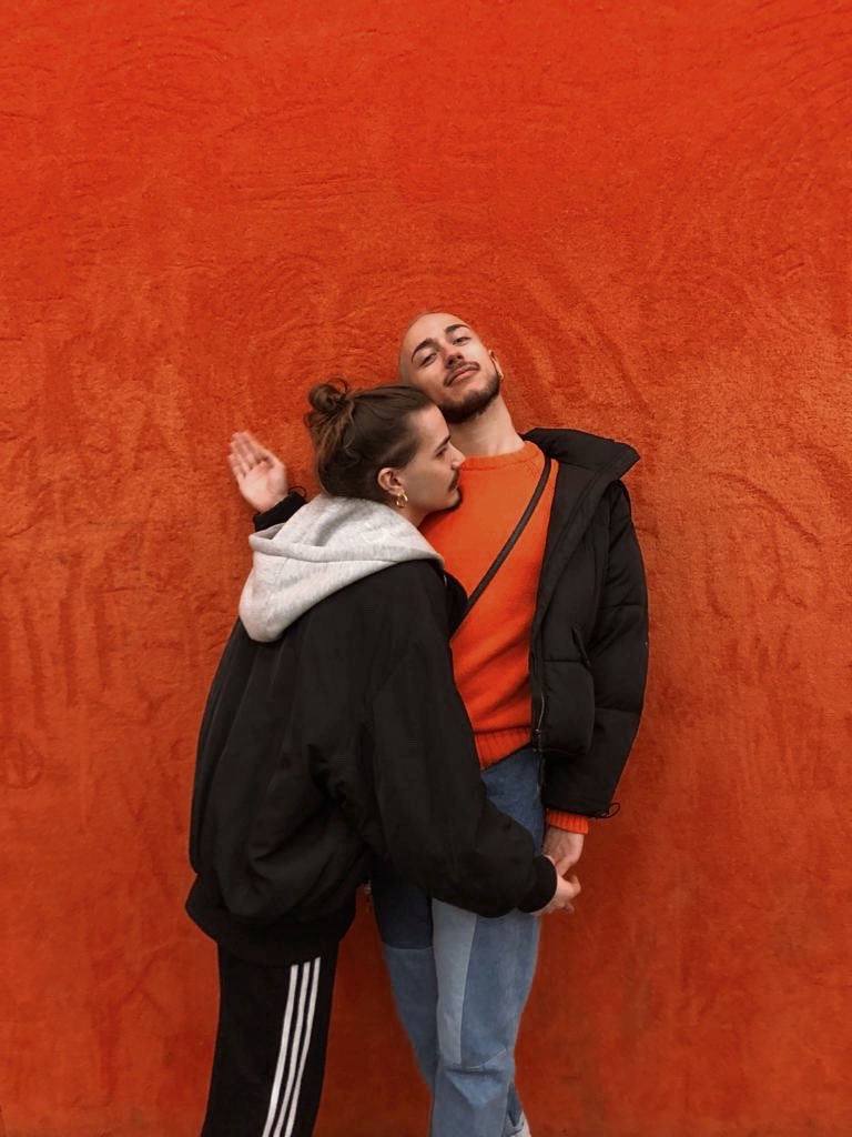 ostrolopiteco's tweet photo. Love u / orange background https://t.co/BJvWl8A22r