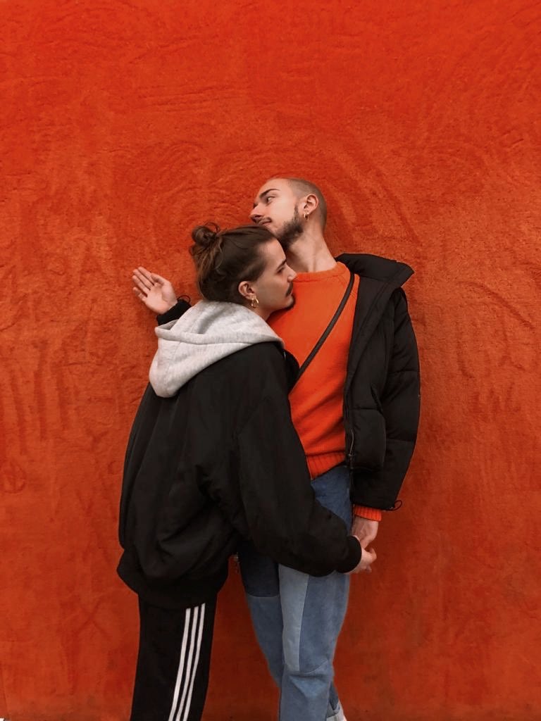 ostrolopiteco's tweet photo. Love u / orange background https://t.co/BJvWl8A22r