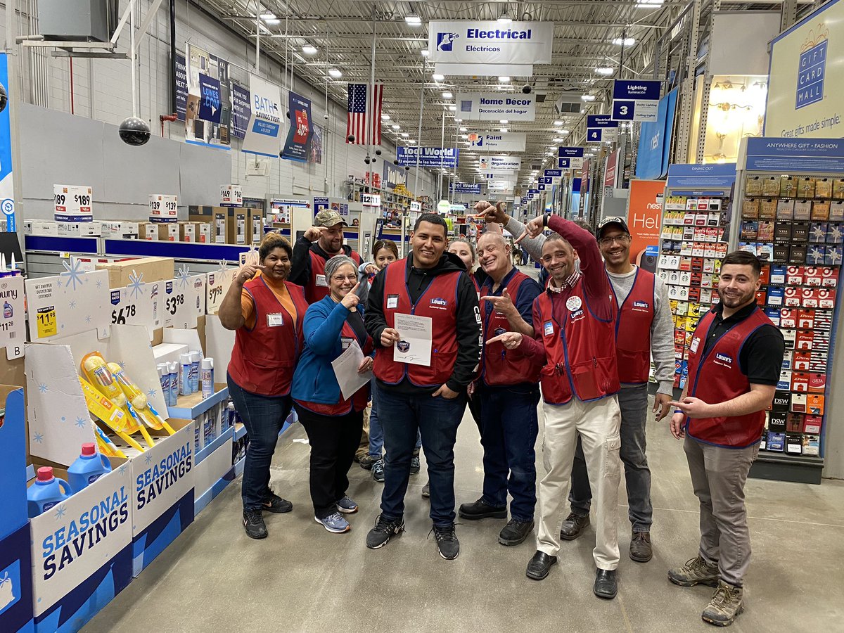 Carwin_Lowes's tweet photo. Pro electrical Andre received an executive award for great smart service. Thanks for going above to ensure we satisfy another customer. Keep it up!! @Rick623lowes @toddwingard1373 @RamonOyarzun3 @lowe_ct #SMART #ORANGECRUSH #r30 https://t.co/j2OQuBiYLq