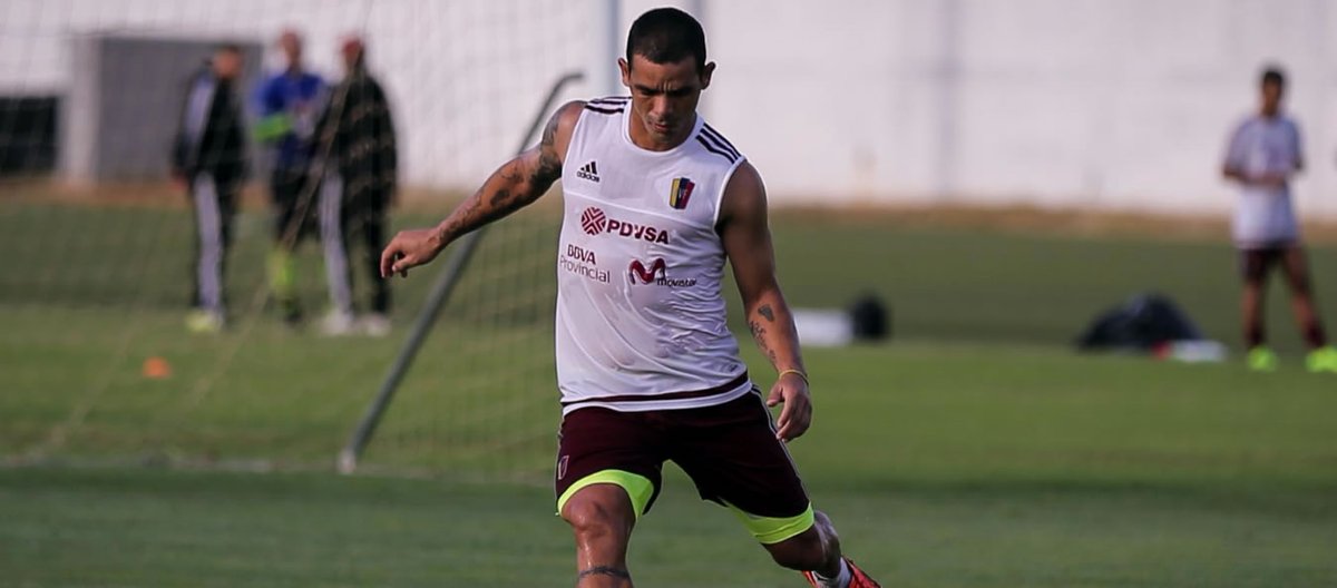 DOGORBiG's tweet photo. El mediocentro defensivo Juan Carlos Colina (🇻🇪) de 33 años fue acercado en las últimas horas a la dirigencia de @ABucaramanga la última temporada jugó 3228 minutos con Deportivo Táchira y tiene experiencia en la Selección mayor de su país. https://t.co/JjguEEXPKR