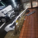 衝撃の光景。コンビニに行ったら車が突っ込みかけて大破していた。