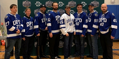 CalRipkenSrFdn's tweet photo. We partnered with the @DS_Foundation & the @NHL‘s @DallasStars, Denis Gurianov, Anton Khudobin, & @jamieoleksiak, for our second #BadgesOnTheBlueLine at @SPSCC1600 in Dallas, TX, led by law enforcement from the @DPDhockey & #DallasStarsXtremeTeam, with treats from @dunkindonuts! https://t.co/ZiDcp0Kjyy
