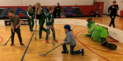 CalRipkenSrFdn's tweet photo. We partnered with the @DS_Foundation & the @NHL‘s @DallasStars, Denis Gurianov, Anton Khudobin, & @jamieoleksiak, for our second #BadgesOnTheBlueLine at @SPSCC1600 in Dallas, TX, led by law enforcement from the @DPDhockey & #DallasStarsXtremeTeam, with treats from @dunkindonuts! https://t.co/ZiDcp0Kjyy