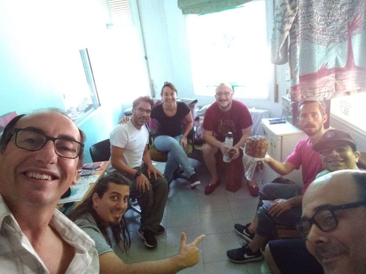 2 de enero. No dejamos pasar ni un día y acá estamos gestionando la Radio Comunitaria de Mar del Plata y laburando una grilla bomba

(Y compartiendo un pan dulce de la <a href="/ESCUELAHYG/">E. H. Y G. UTHGRA</a>)