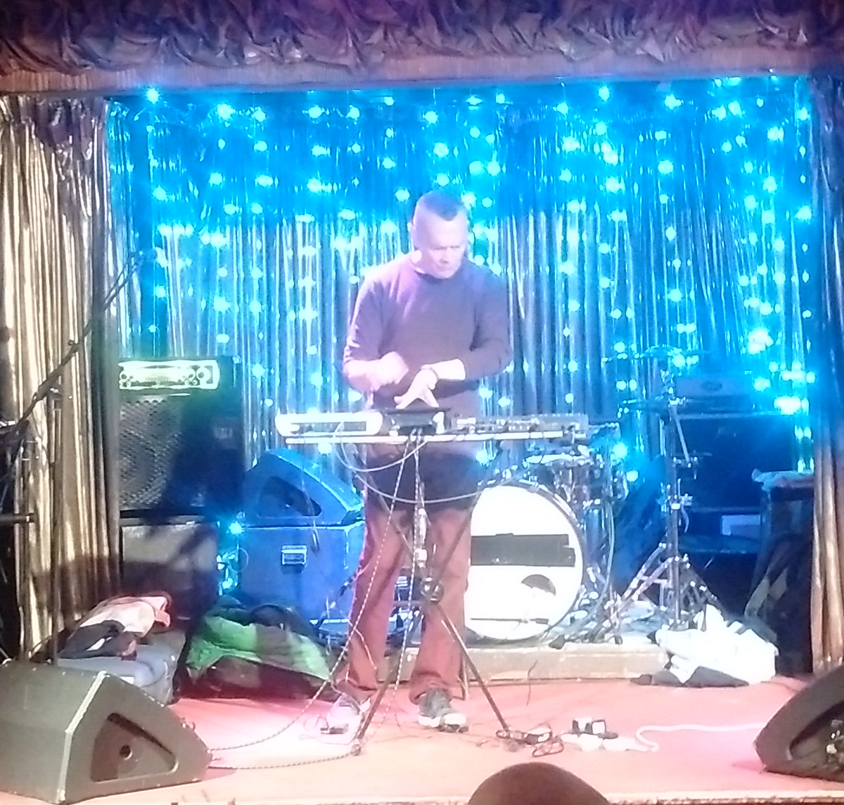 ... and continuing live at <a href="/VanishingPntUK/">Vanishing Point</a> at <a href="/ivyhousenunhead/">The Ivy House</a> with the awesome <a href="/Didsgagarin/">Graham Dowdall</a> playing his ethereal composed electronica. #LoveNewMusic demerararecords.com/vanishing-point