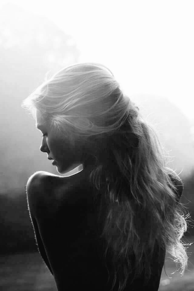 Dobbiamo ascoltare il silenzio...
se vogliamo sentire l'anima commuoversi. 
Buon venerdì a tutti ❤