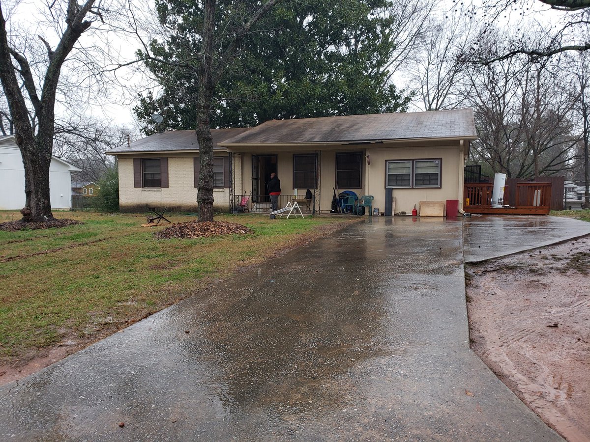 ClaireSChaffins's tweet photo. #BREAKING: City of South Fulton Police execute a warrant and find a show dog stolen last month out of Rockdale County. @FOX5Atlanta https://t.co/zvabR9TnN7