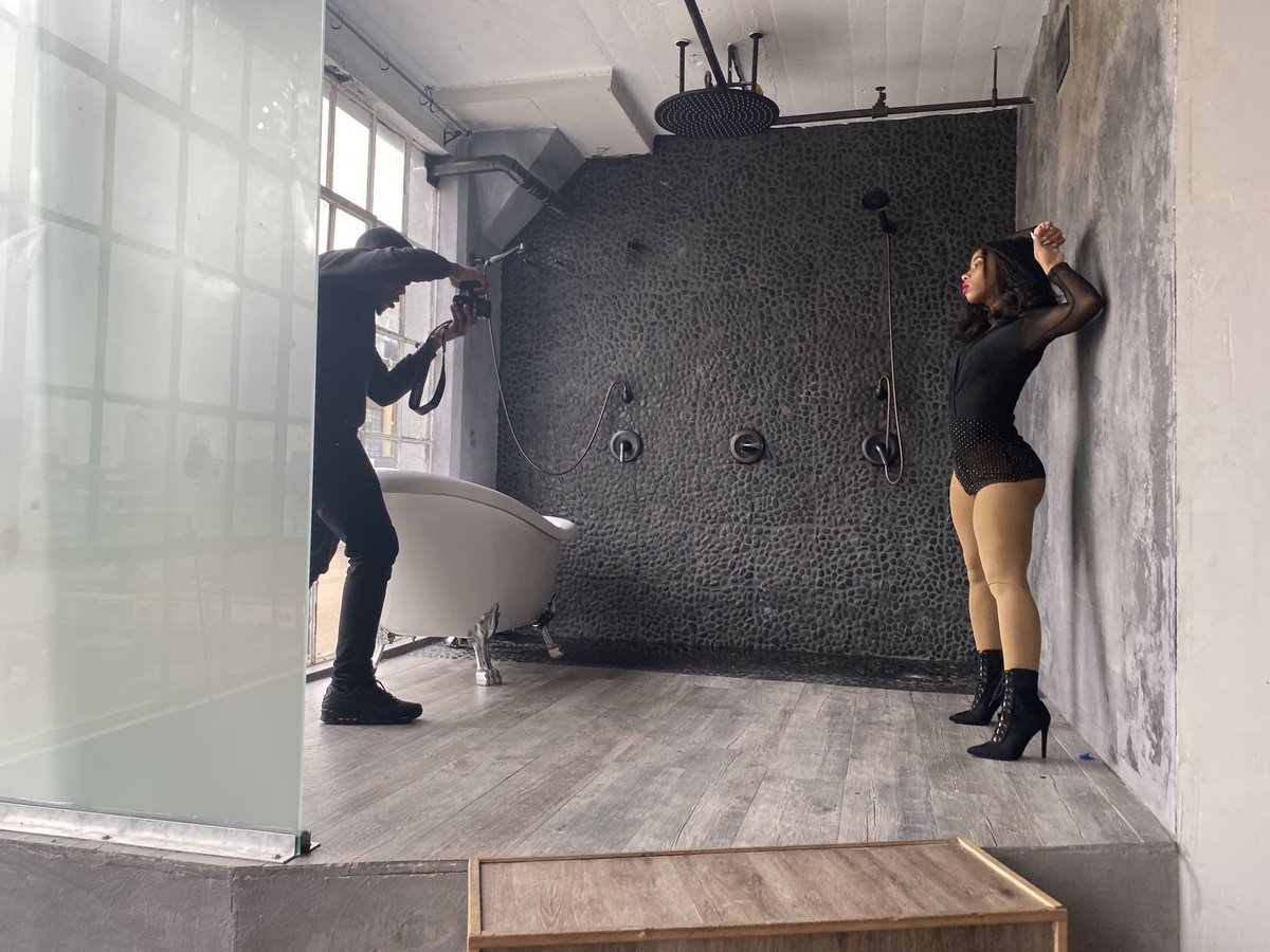 MarkLEvans_'s tweet image. Kiana (@kiana.deno) has performed all over NYC. She’s performed in #BBKings,  #IrvingPlaza, #SantanderArena, #WangTheatre, yearly Summer stages and more. Check out more behind the scene shots of Kiana at MarkoStudiosX . com
_
Shoutout to FD Studios for the set.
#Markostudios