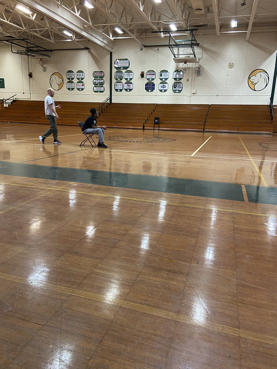 DeannaWorthey's tweet photo. I snuck and took these picture still being a good teammate coming straight from PT to practice to support her team #smallsetbackforabiggercomeback #kickingtornaclbutt #1dayatatime https://t.co/QP0szeSTzb