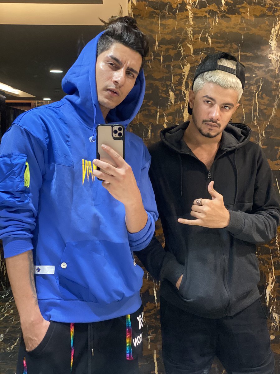 arabaamir22's tweet photo. Movie time wid brother ❤️ #ashiashbhatiya 🤙🏻 https://t.co/jpMwYRyxWA