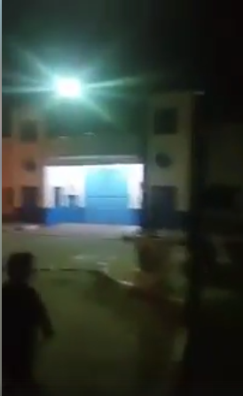 epsilonov71's tweet photo. Live:🇩🇿
02 Janvier:
Prison Koléa سجن القليعة
Les braves citoyens attendent la libération de Karim Tabbou depuis 16h.
L'un de ses avocats ignore s'il sera libéré ou non.
Mes sinçères excuses pour le tweet posté sur La libération de Tabbou.
Avec une telle journée pleines d'infos. https://t.co/ErygQAbohn