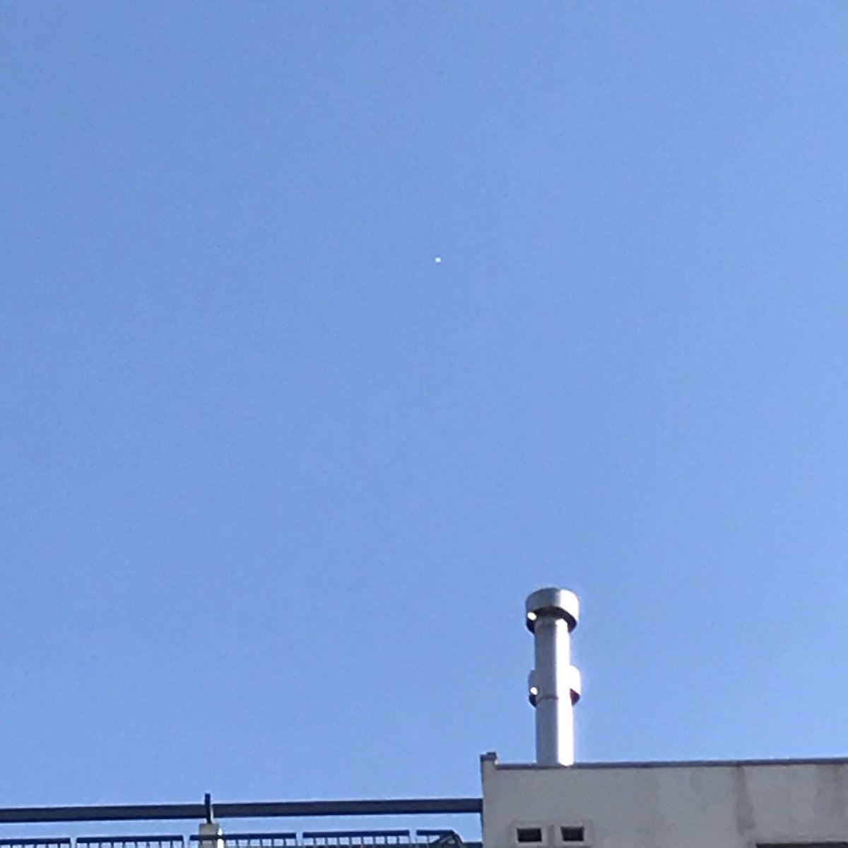 fabyantro's tweet image. Globos de #ProjectLoon de @Google recorren el cielo de Santiago. @biobio