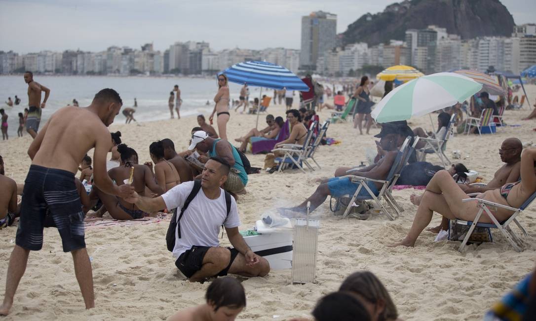 JornalOGlobo's tweet image. Camarão, &apos;altinha&apos; e lixo: banhistas reclamam de desordem nas praias do Rio glo.bo/2SPoS0j