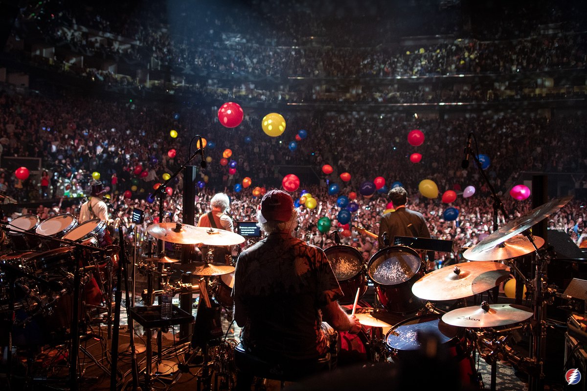 BobWeir's tweet photo. What a beautiful way to begin a new year and new decade! Thank you…🌹💀⚡️ 📸: @jayblakesberg &amp; Katie Friesema https://t.co/VP0mKWDoOU