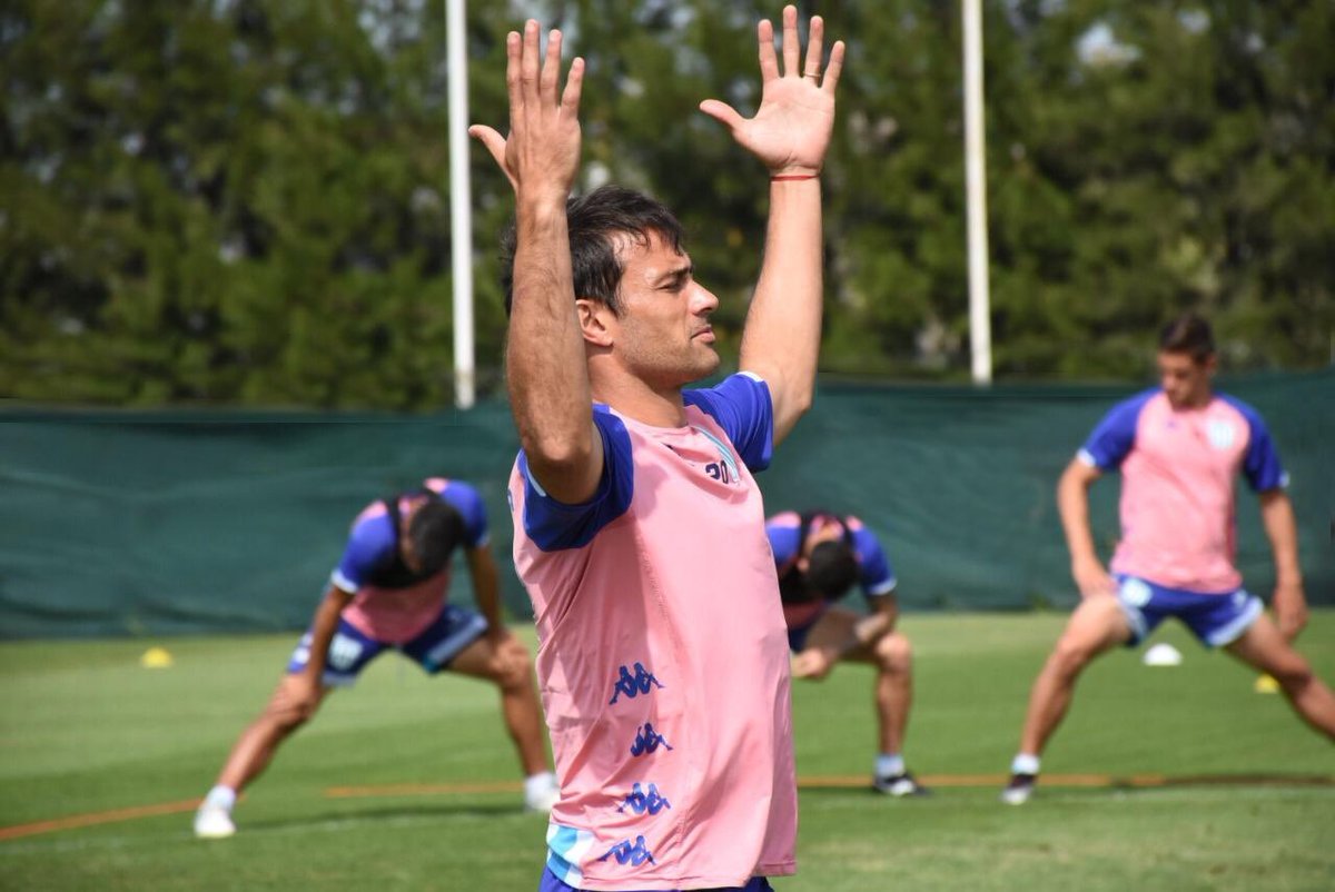 _lanumerouno's tweet photo. #Racing realiza el primer entrenamiento de la pretemporada en el #PrediodeAFA. Luego de entrada en calor con tareas movilidad, hay cuadrados de tenencia y recuperación del balón. Solari y Julián López trabajan en campo. González lo hace en el gimnasio.
📸 Archivo
#RacingClub https://t.co/ZCxtKRMzCf