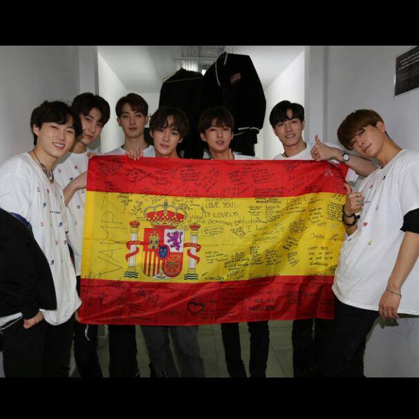StayTiny94's tweet photo. I still remember when 2 years ago they came to Spain and I still can't overcome them .. I hope to see you again very soon! I love you guys 🥺😭❤🇪🇸
@VavCash @VAV_official @twt_VAV
#specialmomentsoflife #VAVSpain #imissyouguys https://t.co/0gGBov7pSd