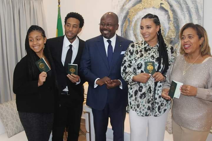 _JulioDenver's tweet image. Le Gabon fait le faro faro de la nationalité aux stars hein. Après Samuel L. Jackson, c&apos;est au tour de Ludacris d&apos;obtenir son passeport après sa demande👌. Il faut quand même noter que l&apos;épouse de Christopher Brian Briges (Ludacris) est d&apos;origine gabonaise 👌
#FastAndFurrious