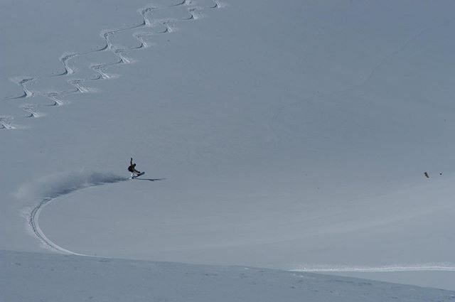 #tbt Fresh powder is a great metaphor for life. It’s a blank canvas waiting for us to make a mark on it. There are so many different lines to the bottom, none right or wrong. Whatever line we do choose we just need to make it our own. ——————————
📷 <a href="/t/">Tantek</a>… ift.tt/37pXXfI