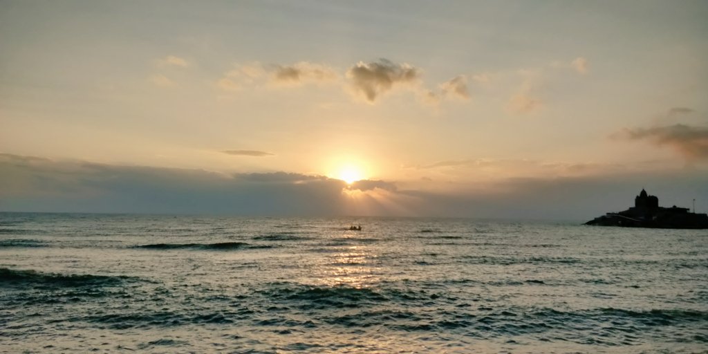 Just_For_a_run's tweet photo. Early Morning Sunrise at #Kanyakumari
#SwamiVivekananda #Perriyar https://t.co/FcCPqzBF0T