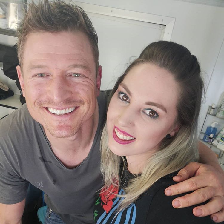 PhilipWBrasil's tweet photo. 📸 | Nova foto do @PhilipWinchestr com Nicola Fonda, responsável pela maquiagem do novo filme #RogueMovie. 💛 https://t.co/7reEA91qyx