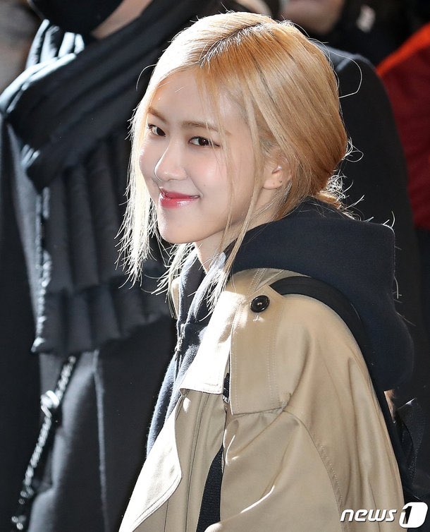 BLACKPINKロゼ、笑顔で日本大阪へ