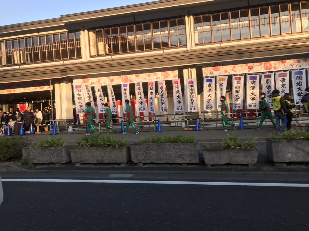 runner77549891's tweet photo. @hakone_ntv 中継所100メートル前後は校旗掲出禁止です、、 https://t.co/1JQmPIETMF