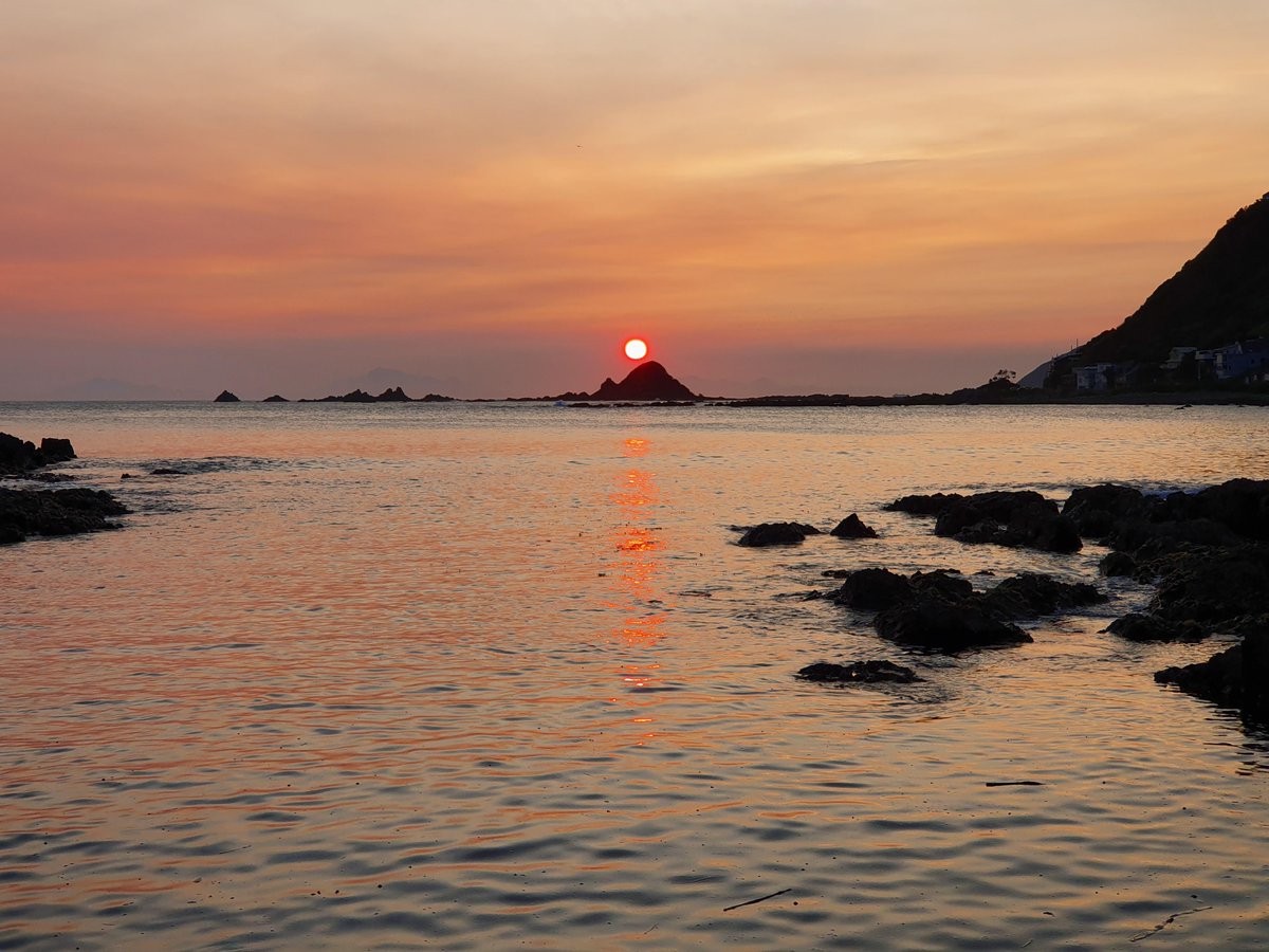 gorgeous_pix's tweet photo. "One of the first places in the world to see the final sunset of 2019, Wellington NZ. From u/walggy on Reddit #wellingtonnz #firstplaces #finalsunset #world #see #one #2019" https://t.co/f6pp34CckG