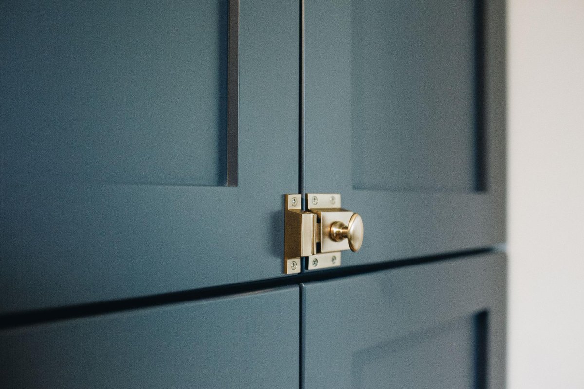 telemarkinc's tweet photo. The final touches––When it comes to craftsmanship we not only thing about the quality of work we produce but also the way it looks and functions. These gold handles create a lovely contrast with the forest green paint we chose. What are your thoughts!? https://t.co/2SPb70UmX5