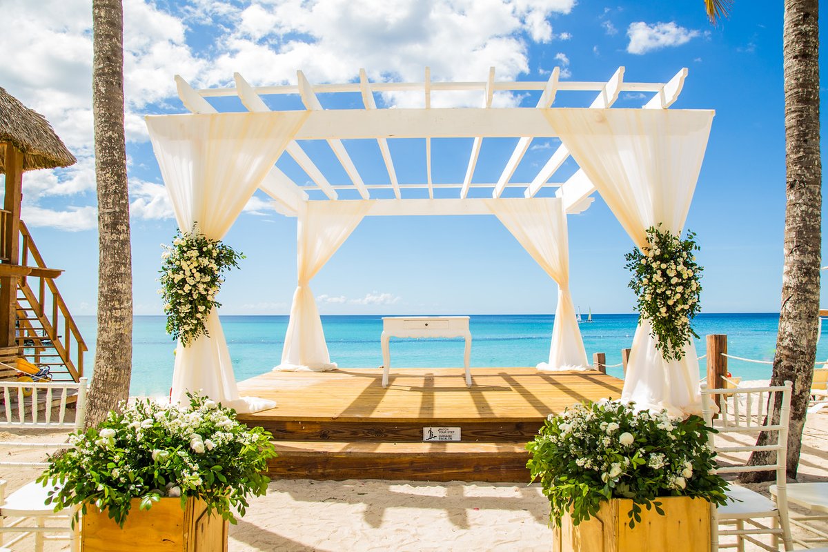 ¡Diga 'Si, acepto' en el paraíso tropical de #DreamsDominicus con una impresionante ceremonia frente a la hermosa vista del mar #Caribe! ❤️¡Haga clic aquí 👉 bit.ly/35ho9YB para más información sobre nuestros atractivos paquetes de #Boda! #BodaDeDestino #LaRomana