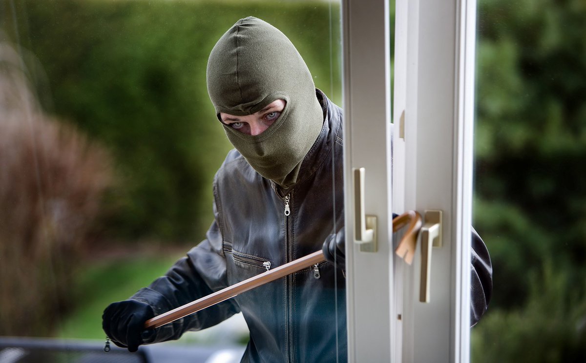 Goed nieuws! De woninginbraken in Neder Betuwe zijn in 2019 gedaald met maar liefst 25%. In 2018 waren het er 42, in 2019 nog 31. Werk met de politie samen en voorkom ellende. Want dat veroorzaakt iedere inbraak. Meld verdachte situaties ons alstublieft! Hartelijk dank!