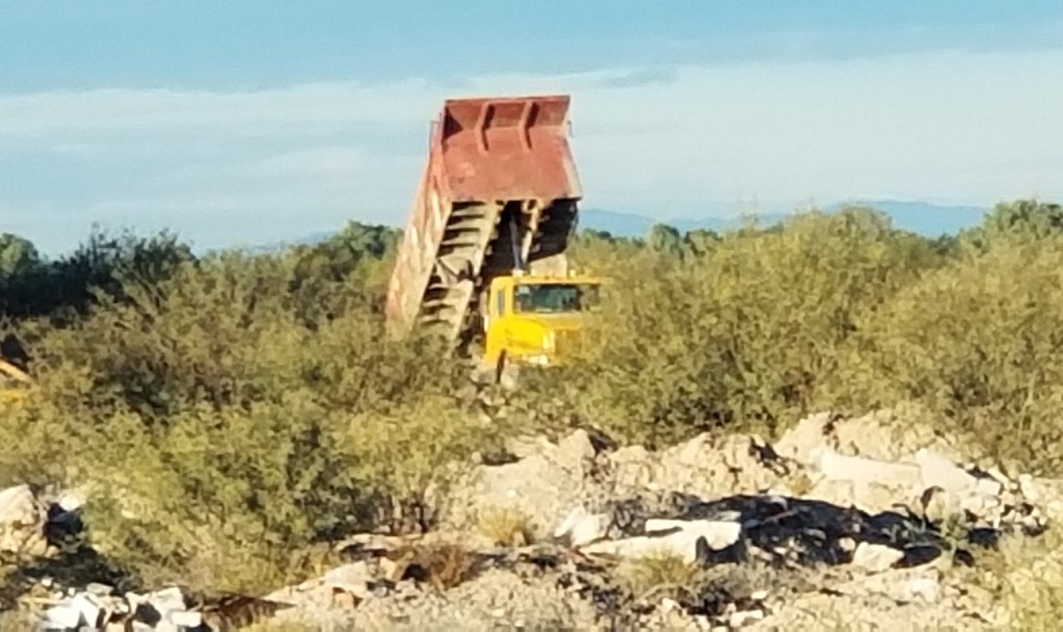 EscombroTorreon's tweet photo. Continúan contaminando ambiental y visualmente la ciudad con basura y escombro en el tiradero clandestino denominado "La Vega del Caracol", área protegida captadora de aguas.
@PROPAEC
@SEMACoahuila
@mrikelme
@DGMATRC
@retioTRC
@JZERMENOI
@serlaga
@Nachogarciaca
@MunicipioTRC https://t.co/IzUSkvDUeo