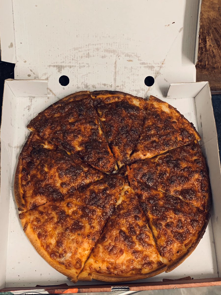 AllenDavies_94's tweet photo. Imagine serving a pizza like this 😂😂 #WellDonePlease https://t.co/bK1zADqtzl