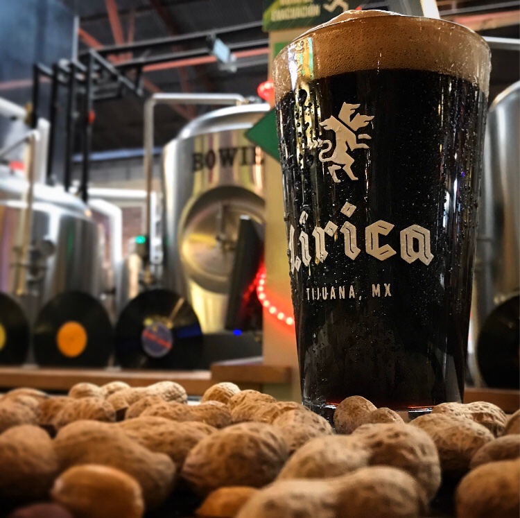 LiricaCerveza's tweet photo. ¡NUEVO AÑO, NUEVAS CHEVES!😎
Peanut Butter Wolf🐺🥜
Oatmeal Stout — ABV 5.0%
¿Ya la probaron?😏
Disponible en el bar de @TjTelefonica
#tjbeer #cervezaartesanal #craftbeer #beergarden #tijuana #cervezalirica #beerhasnowalls #newyear2020 #newyearnewbeer #elsonidodelacerveza https://t.co/sWCpAWrMVX