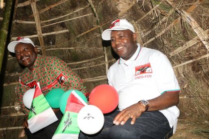 1/La probabilité sur le dauphin de <a href="/pnkurunziza/">Pierre Nkurunziza</a> tombe sur le nom d'<a href="/e_ndayishimiye/">E. Ndayishimiye</a> , excluant celui de <a href="/P_Nyabenda/">Pascal Nyabenda</a> par faute d'être natif de @BubanzaProvince l'une des 3 provinces les plus haïes par Nkurunziza depuis le maquis,qui sont #BBC(Bubanza,Buja-Rural &amp; Cibitoke),<a href="/RFI/">RFI</a>