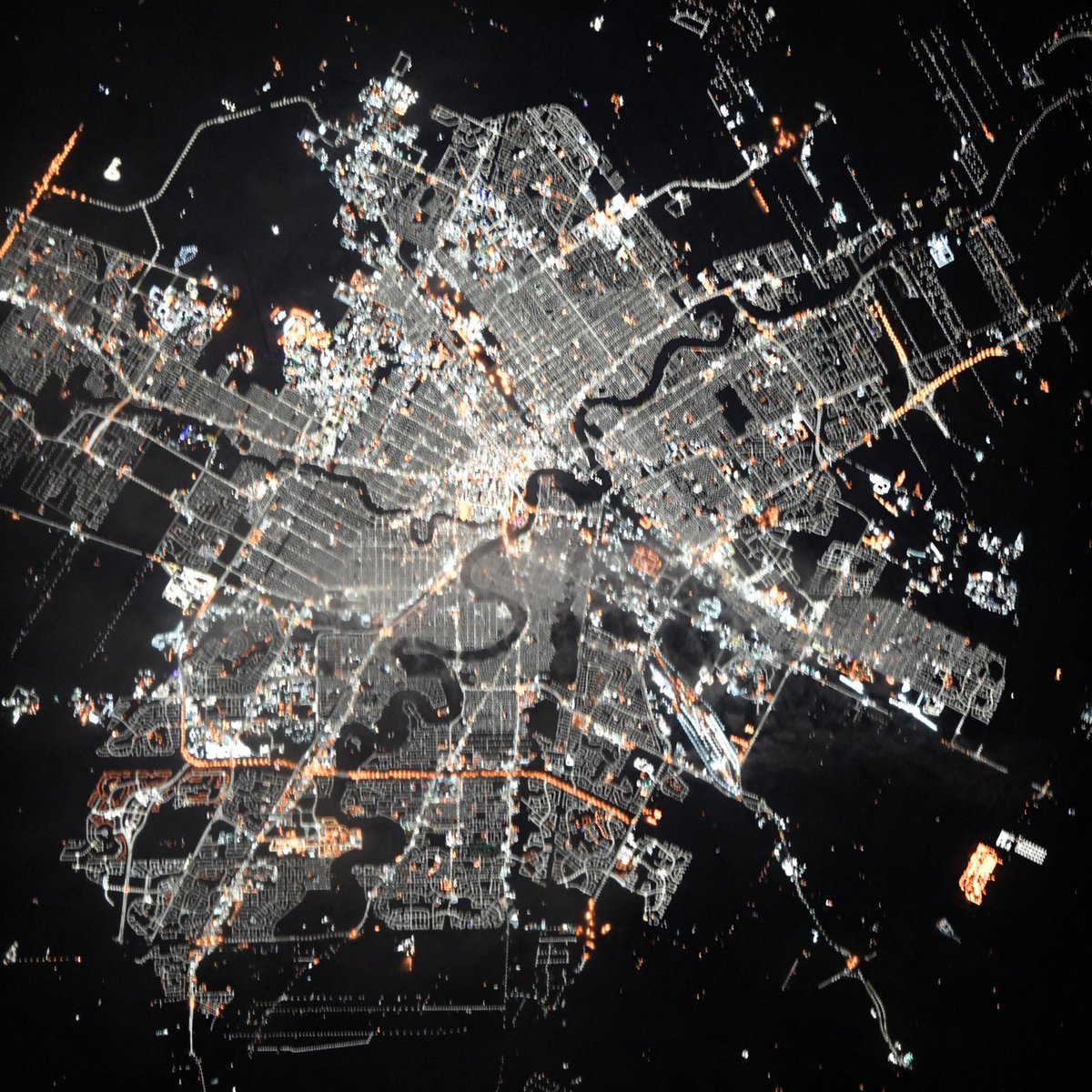Astro_Jessica's tweet photo. #HappyNewYear to this provincial capital – shot at 5:30 am Manitoba time on New Year’s day. Were you still up celebrating or fast asleep? Goodnight #Winnipeg! Oh #Canada. #GoodnightFromSpace https://t.co/vuODOJTm61