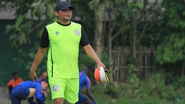 NewsArema's tweet photo. TETAP JADI STAF PELATIH, KUNCORO ANTARA SENANG DAN SEDIH
#Kuncoro mengaku senang sekaligus sedih bisa menjadi staf pelatih #AremaFC di bawah naungan pelatih anyar, Mario Gomez. Tugas Mario Gomez bersama #Arema FC akan dibantu oleh mantan pemain belakang… https://t.co/6dIkaEXgoB https://t.co/RejqI9kJJr