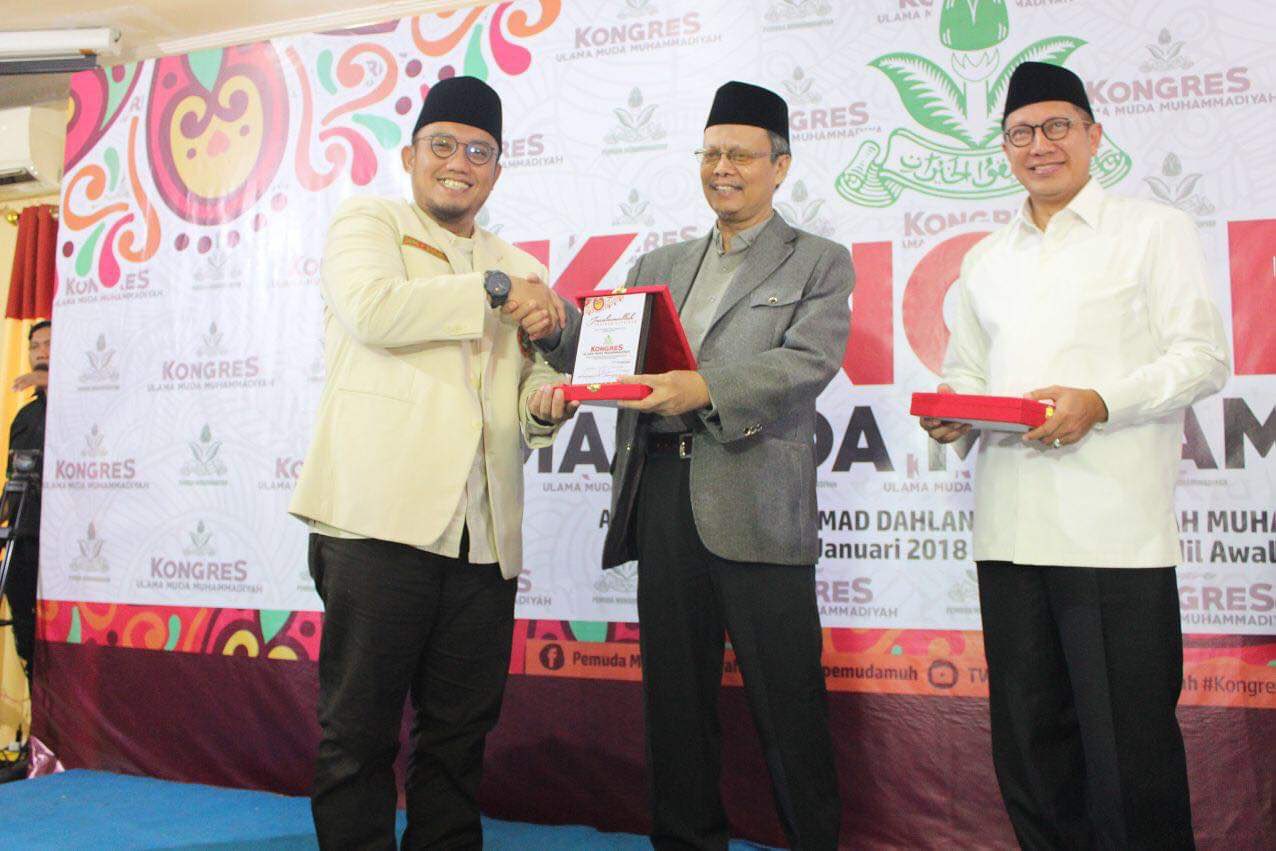 Dahnil Anzar Simanjuntak (kiri) bersama Yun 