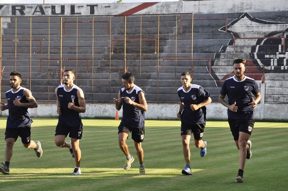 SomosMisiones's tweet photo. El conjunto “Franjeado” arrancó hoy la pretemporada para participar en el próximo Torneo Regional Amateur 2020 que organiza el Consejo Federal de AFA y que dará comienzo el primer fin de semana de febrero. Guaraní será uno de los equipos que representará a la Liga Posadeña. https://t.co/hIMigjBV7h