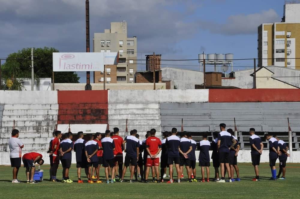SomosMisiones's tweet photo. El conjunto “Franjeado” arrancó hoy la pretemporada para participar en el próximo Torneo Regional Amateur 2020 que organiza el Consejo Federal de AFA y que dará comienzo el primer fin de semana de febrero. Guaraní será uno de los equipos que representará a la Liga Posadeña. https://t.co/hIMigjBV7h