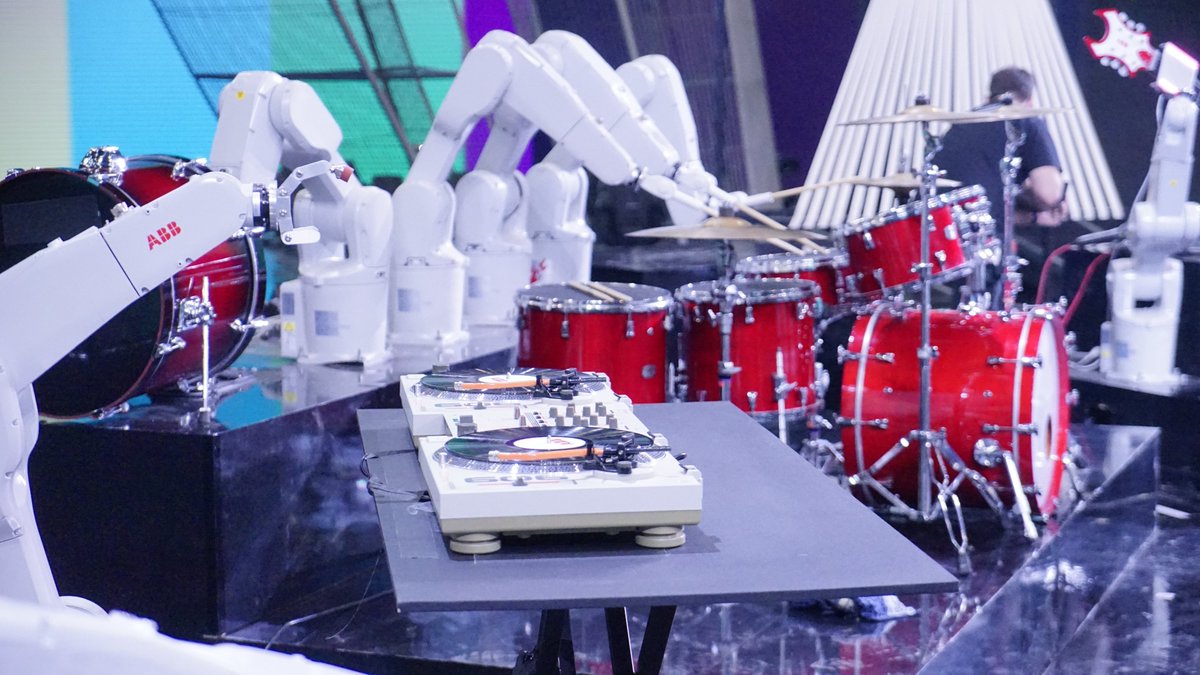 Tojek_VFX's tweet image. Great to see @andyrobot projects 3 times in the @ABBRobotics 2019 highlights video.  They included our #robotband on Chinese National TV, #roboscreens at the @ScienceCentreSG Future Makers, and robots performing in the @Bloomingdales holiday windows!

youtu.be/iOstGVDaJW4