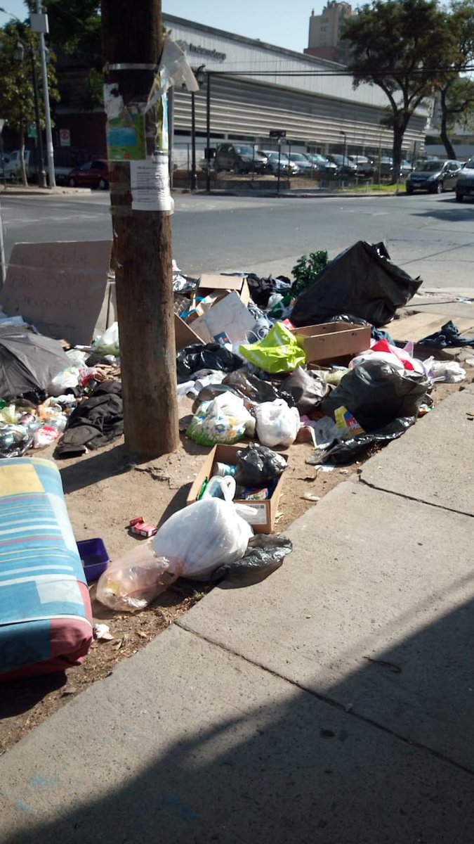 Qué pasa en Santiago Centro con el retiro de basura ?
Por favor <a href="/Muni_Stgo/">Santiago</a> acá en sector Madrid, Porvenir, Coquimbo, Santa Elena ...etc. no hubo retiro y es un asco !
No solo Municipalidad retira los contenedores....ahora no retira la basura !
Exigimos una explicación !