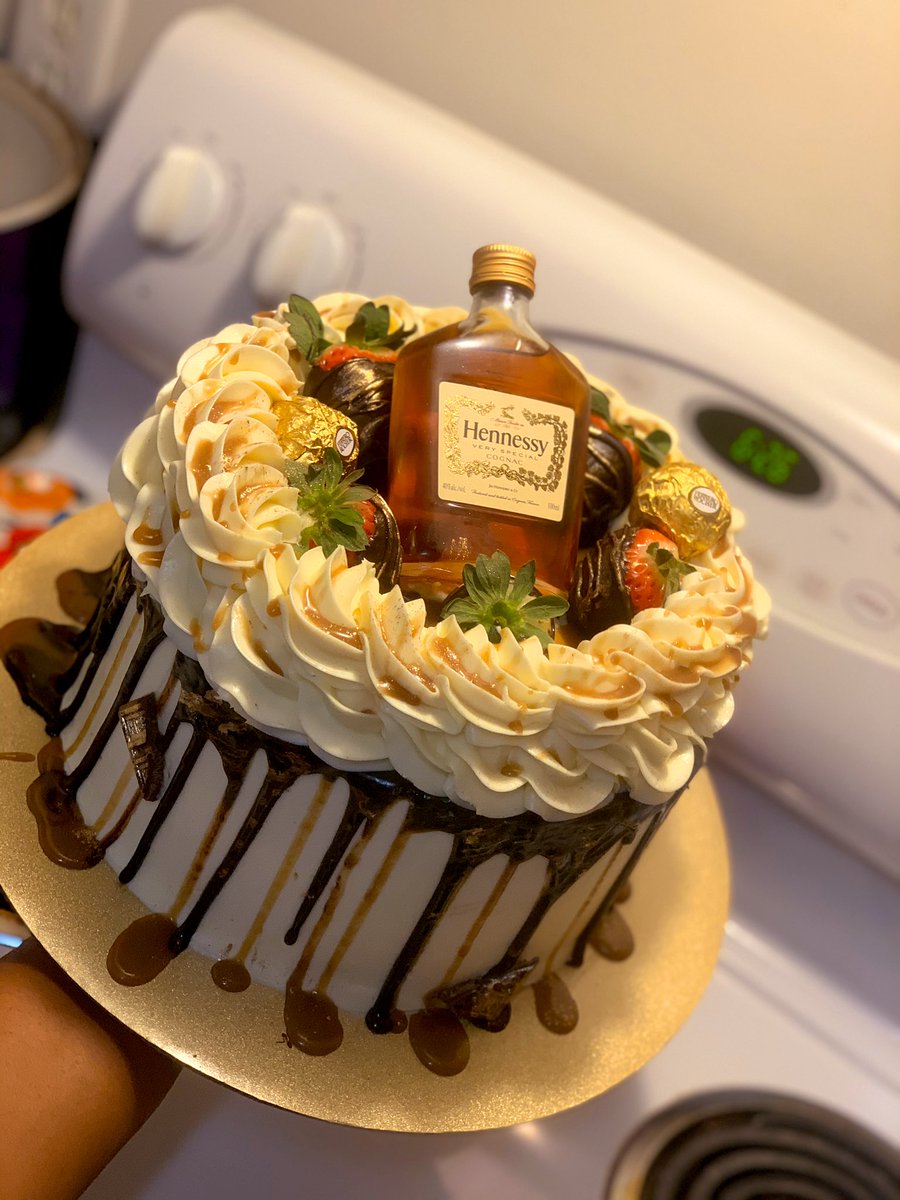 brrylala's tweet photo. First cake of the new year. Hello 2020🥰🖤 Inside is a strawberry Hennessy cake, filled with henny infused buttercream. Cake is garnished with my signature henny caramel &amp; dark chocolate ganache, as well as chocolate dipped strawberries painted w/ edible gold glitter.🥰🤪 https://t.co/C9tQBn4i5b