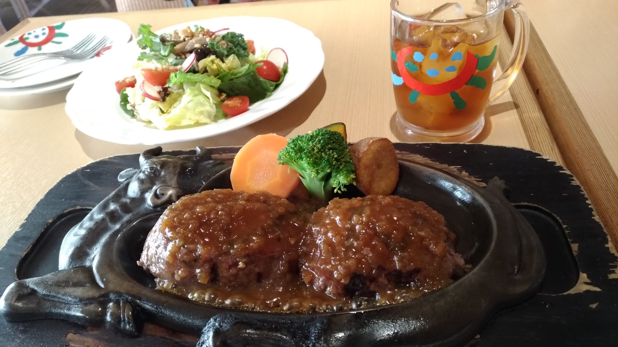 なーしー さわやか富士錦店 静岡県富士市 でげんこつハンバーグ 農園サラダ ウーロン茶を 去年 静岡県限定の大人気ファミレスの超レア感溢れるげんこつハンバーグがホントに旨くて好きなんです 店員さんがハンバーグを2つに切って鉄板に押し付けて