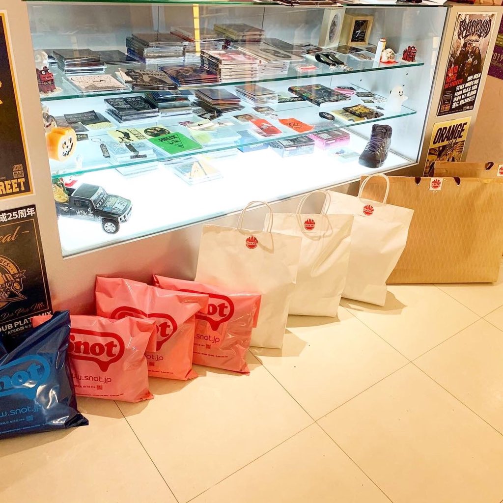 SNOT_SHOP's tweet photo. SNOT 初売り2日目元気にオープンいたしました‼️さぁ〜今日も新年の運試しに福引きまだまだ当たりありますので是非どうぞ🧧大人気の福袋も残り半分なのでお早めに🛍是非GETしに来て下さいね〜🎁ご来店お待ちしております🙌🏼🙇🏻‍♂️😁
https://t.co/JcCZuyVyiL
https://t.co/yP7a3D3fFM https://t.co/lLqguvIADc