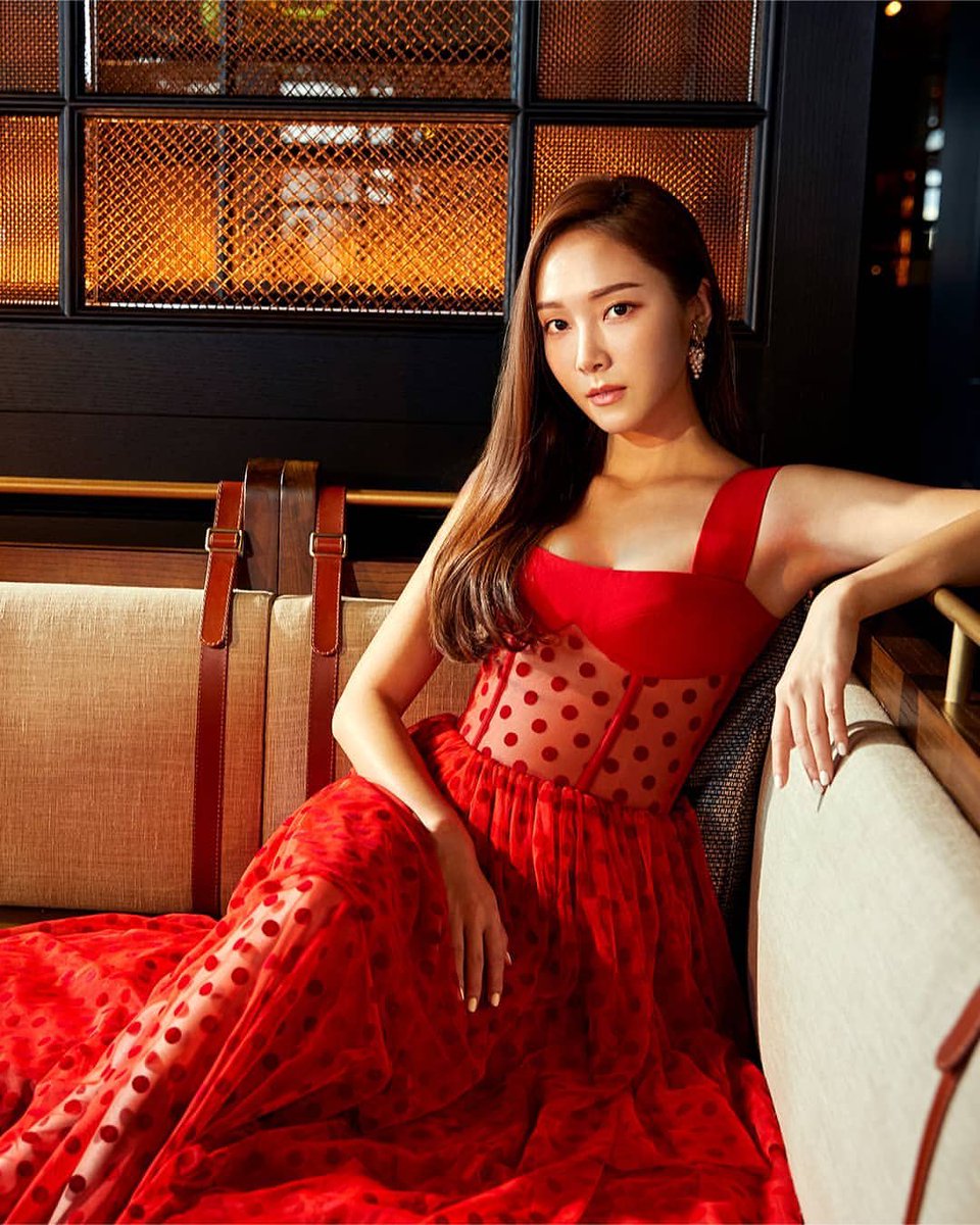 hyori_sunie's tweet image. 191226 Jessica @ @NETAPORTER Instagram

“GO FOR BOLD: Dress to impress like @.jessica.syj this holiday season in a polka dot gown that is guaranteed to turn heads. #TheNETSET”

instagram.com/p/B6gh8RYDnFs/…