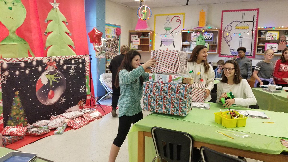 TheSuperFabLab's tweet photo. Grinchmas in my science class #iteach7th #education #iteachscience #superfablab #TEACHers #teacherlife #teachertwitter #teachertips #iteachscience #middleschool #iteachmiddleschool #middleschoolscience https://t.co/zFD0MzQ0Wj