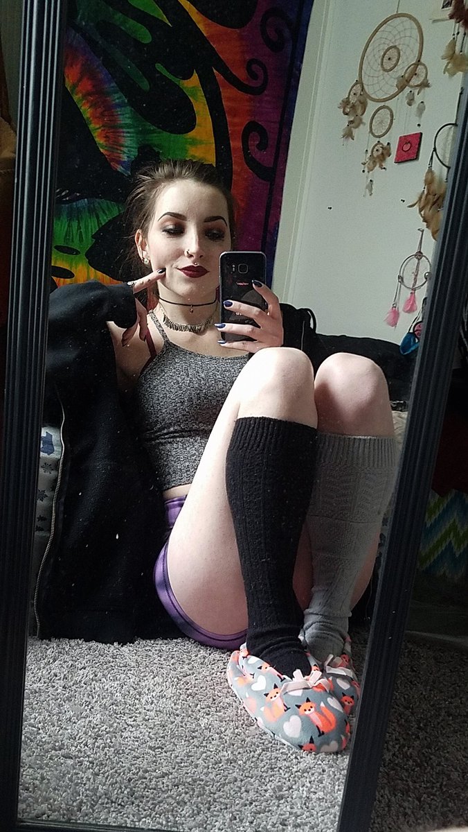 Maddie56428846's tweet photo. Mismatched knee high socks are the new style for 2020. Spread the word. 🖤🦊 #kneehighs #paleforlife #irishbabe #mirrorselfie https://t.co/nurZEC67Wy