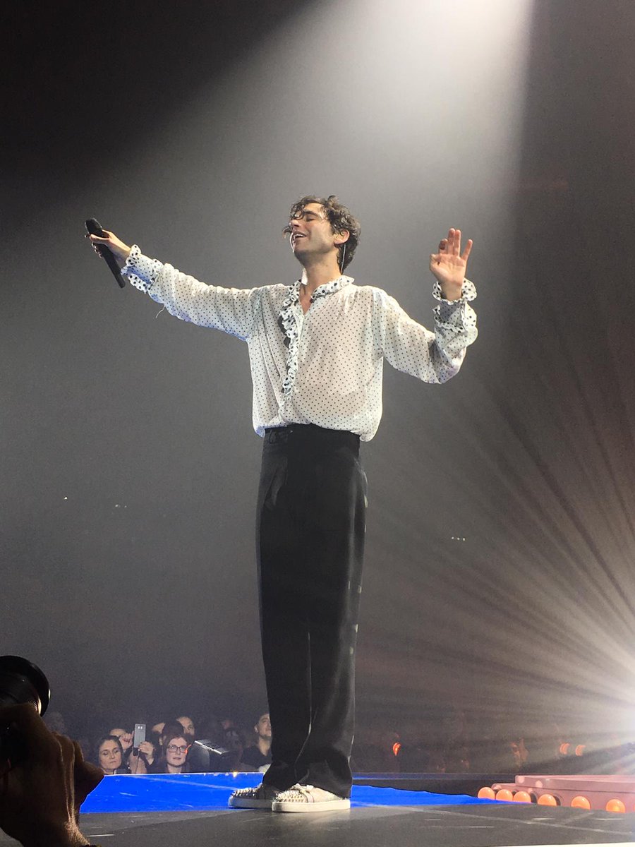 AntonellaCedro's tweet photo. Un mese e qualche ora fa, mia figlia ed io eravamo ... "ai tuoi piedi" all'inferno  @mikasounds 😂😍 
#Mika #MikaRevelationTour
#RevelationTour #RevelationTourMika 
#ModiglianiForum #Livorno
#BestLiveTour #IConcertiQuelliBelliBelli https://t.co/pN0VWUOHMx