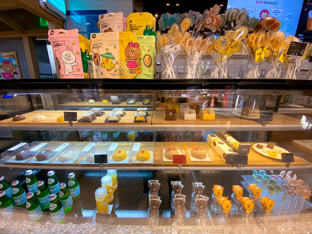 samongniim's tweet photo. Line Cafe เซี่ยงไฮ้ มี 3 ชั้น มีที่นั่งให้ถ่ายรูปเยอะ อยู่ตรงสถานี South Shaanxi Road exit 1 ตอนจ่ายตังที่แคชเชียร์มีน้ำกระป๋องไลน์แถมให้ด้วย เป็นน้ำอะไรไม่รู้รสชาติบอกไม่ถูก #รีวิวเซี่ยงไฮ้ #Linecafe @aroii #อร่อยไปแดก https://t.co/XWMIIdYb69