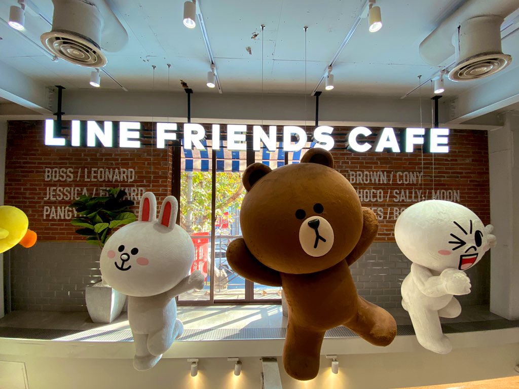 samongniim's tweet photo. Line Cafe เซี่ยงไฮ้ มี 3 ชั้น มีที่นั่งให้ถ่ายรูปเยอะ อยู่ตรงสถานี South Shaanxi Road exit 1 ตอนจ่ายตังที่แคชเชียร์มีน้ำกระป๋องไลน์แถมให้ด้วย เป็นน้ำอะไรไม่รู้รสชาติบอกไม่ถูก #รีวิวเซี่ยงไฮ้ #Linecafe @aroii #อร่อยไปแดก https://t.co/XWMIIdYb69